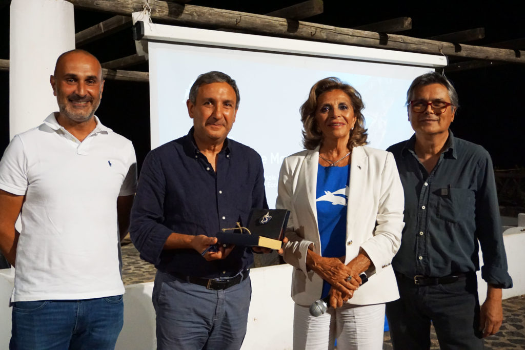 1.-Rosalba-Giugni-e-Carlo-Tricoli-con-i-sindaci-di-Santa-Marina-Salina-e-Leni