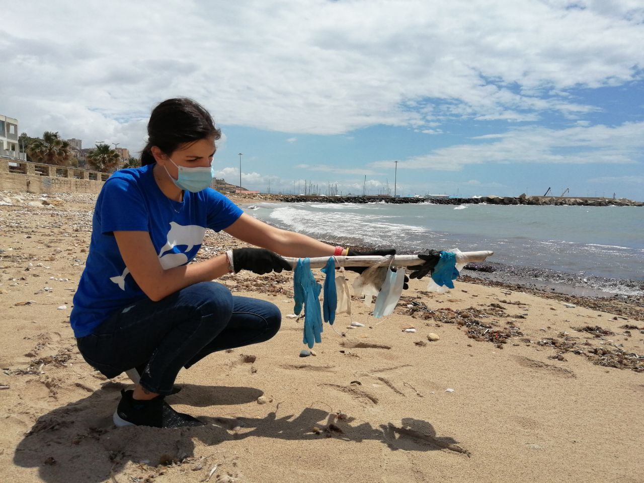 Come gestire correttamente mascherine e guanti