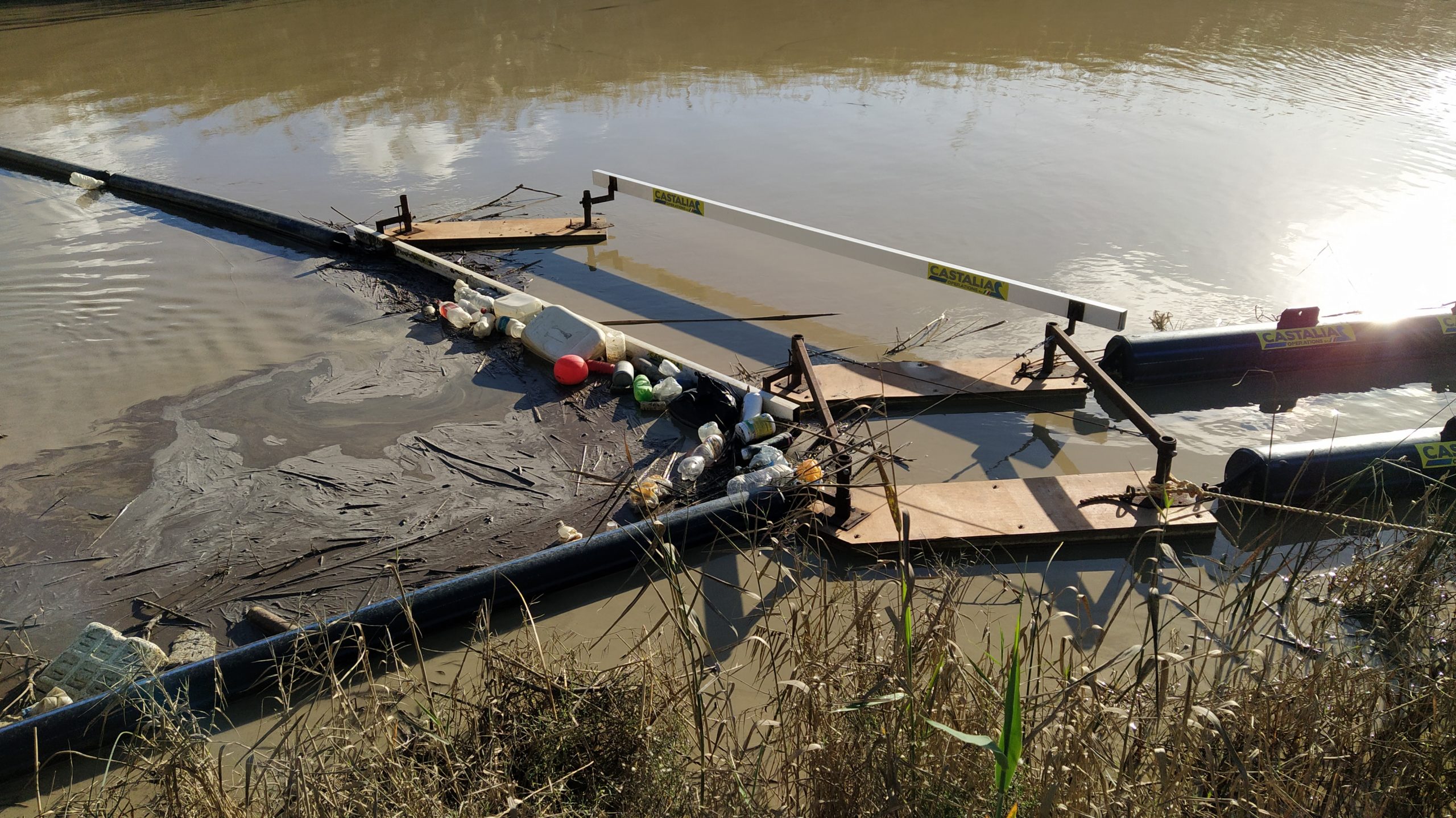 Quintali di rifiuti bloccati dalla barriera alla foce del fiume Platani
