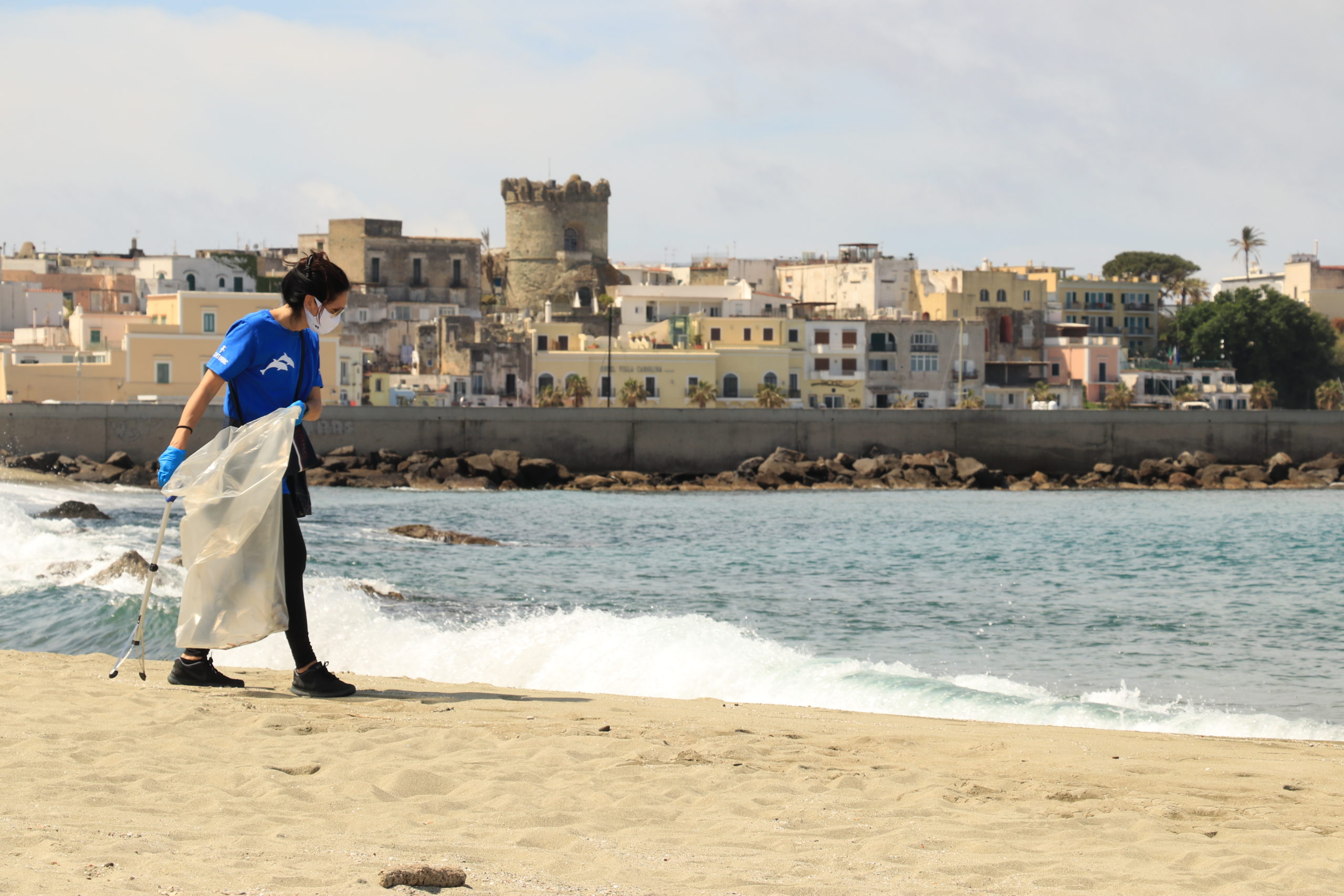 Oltre 40 volontari ripuliscono la spiaggia della Chiaia a Ischia