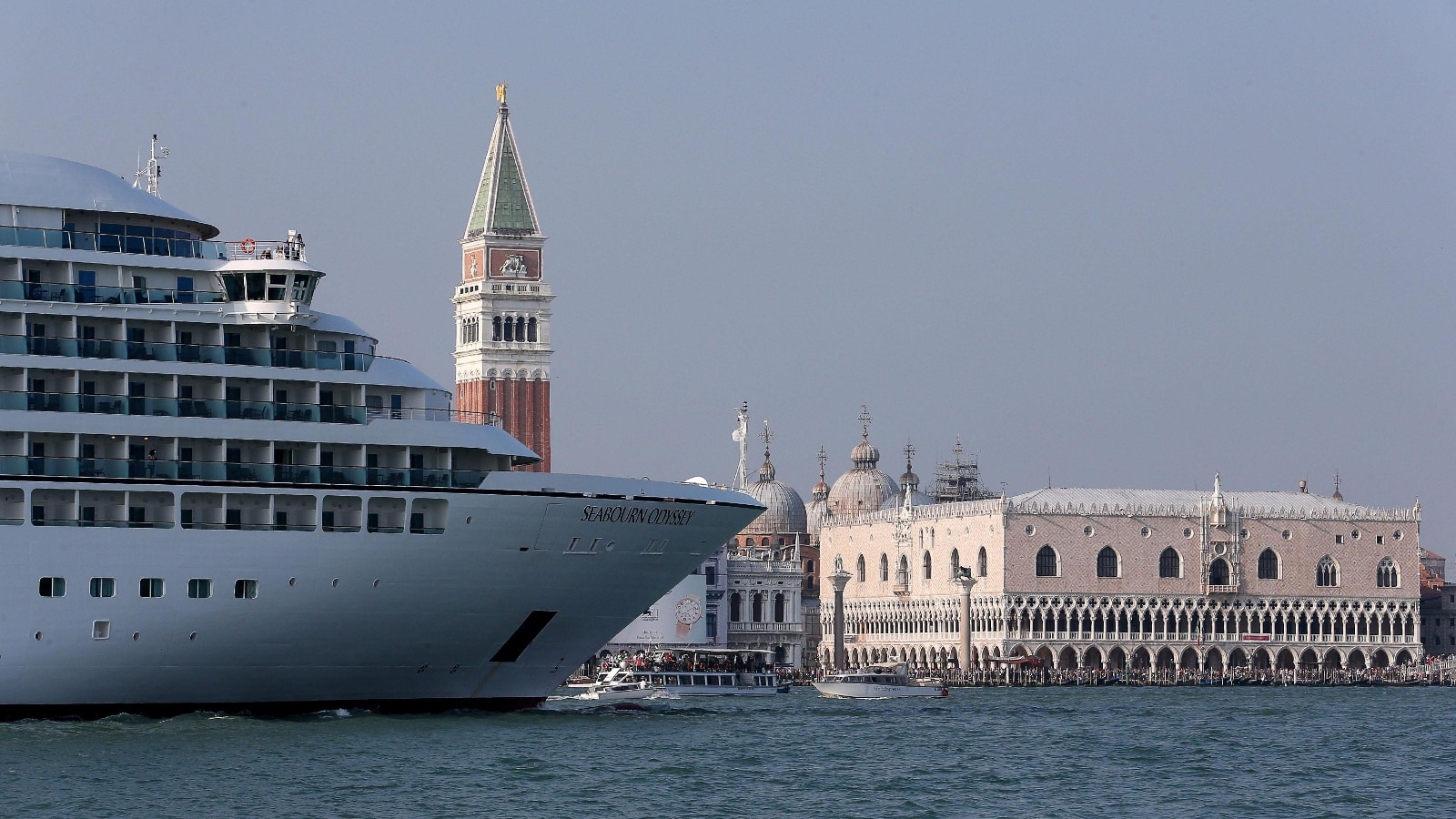 Basta rinvii, fuori le grandi navi da Venezia