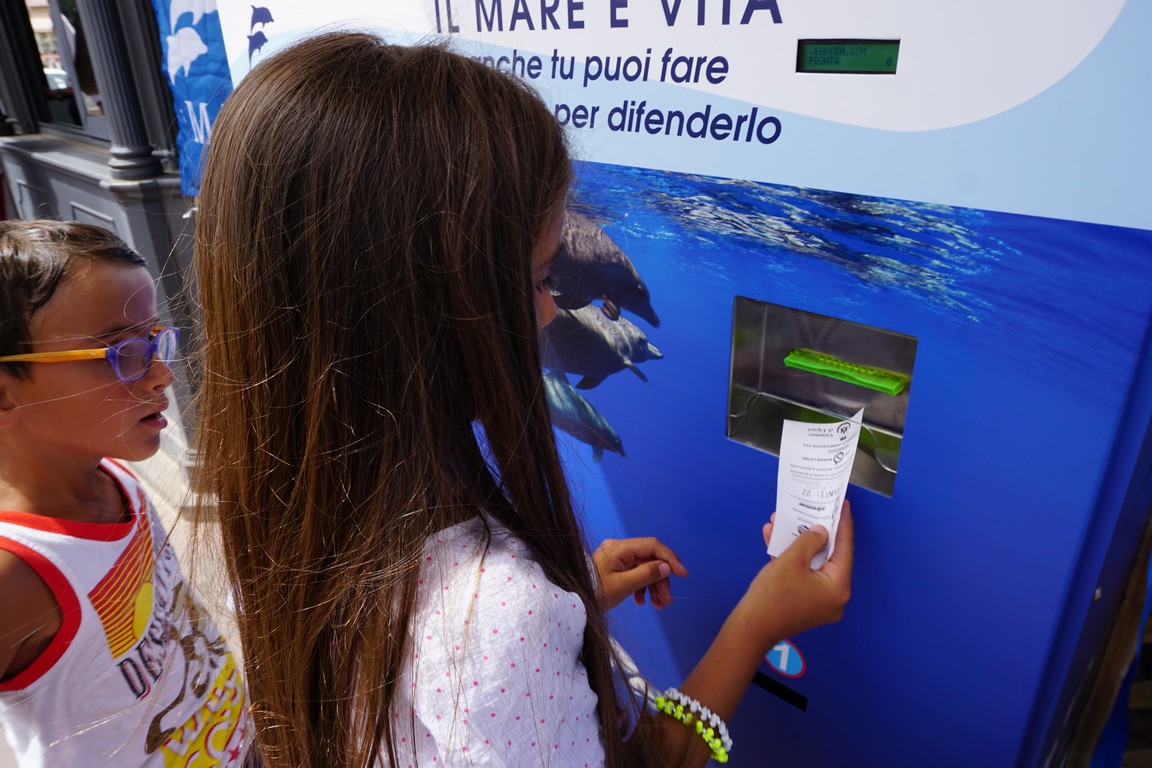 Lipari, raddoppiano gli eco-compattatori di bottiglie di plastica