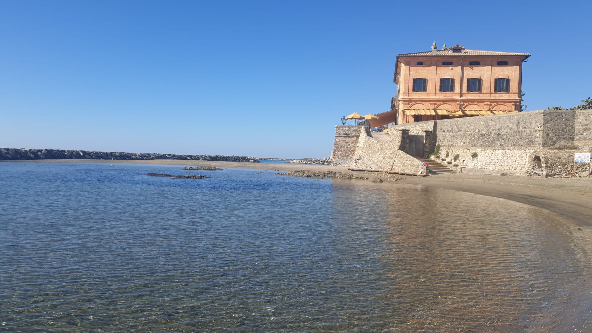 I volontari del Lazio ripuliscono la spiaggia di Marina di San Nicola