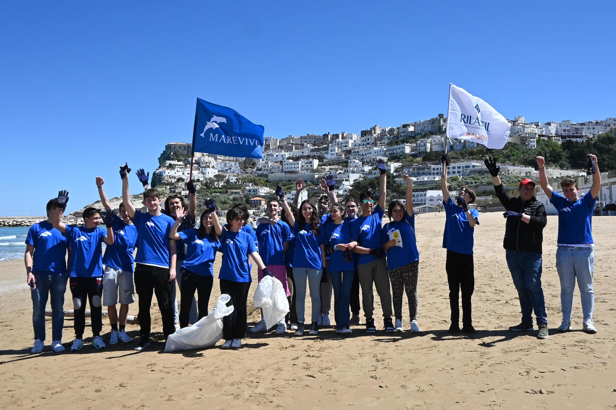 Volontari e studenti ripuliscono e la Baia di Jalillo a Peschici per Adotta Una Spiaggia
