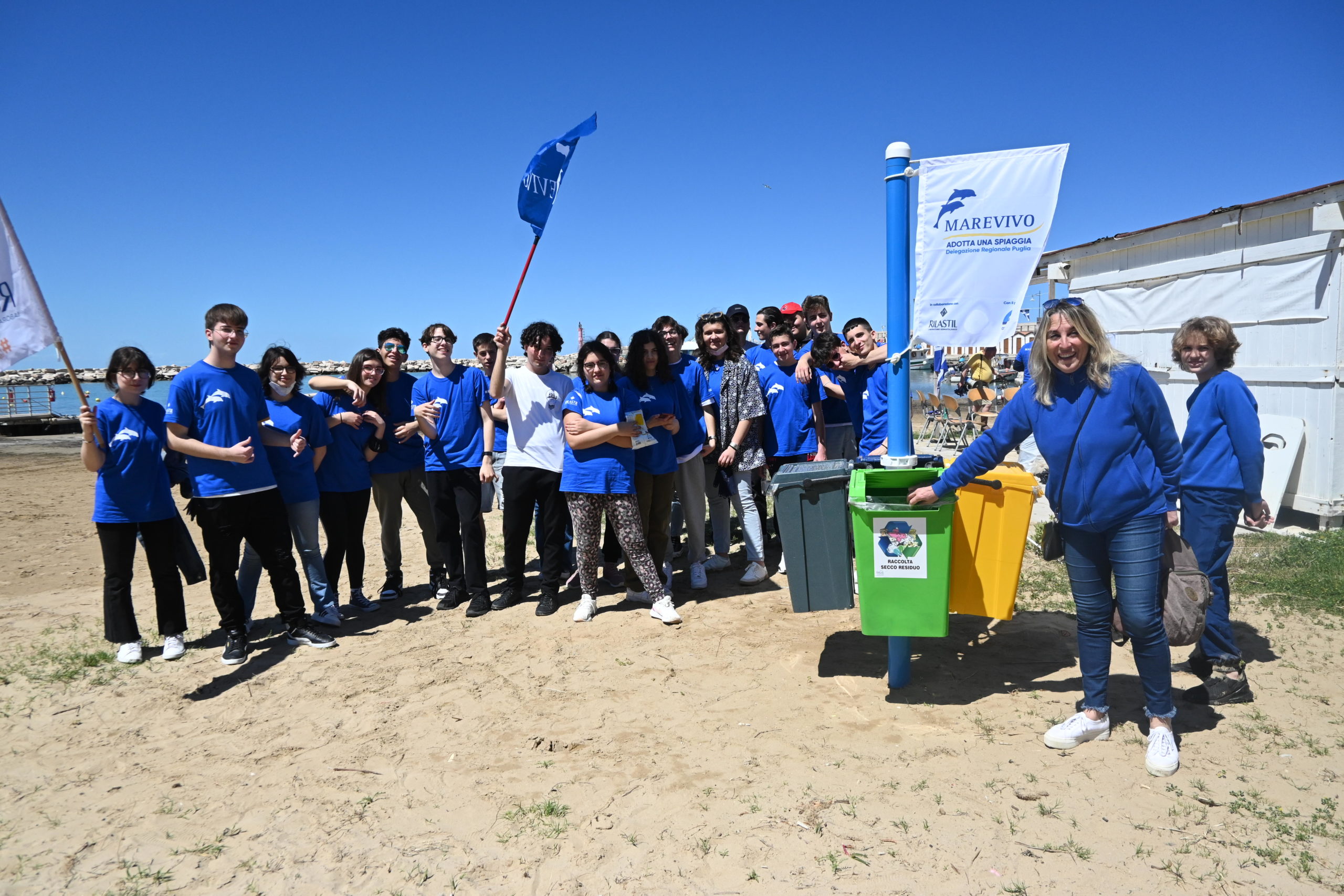 Marevivo: ripulita la Baia di Peschici dalla plastica e installate tre mini isole ecologiche