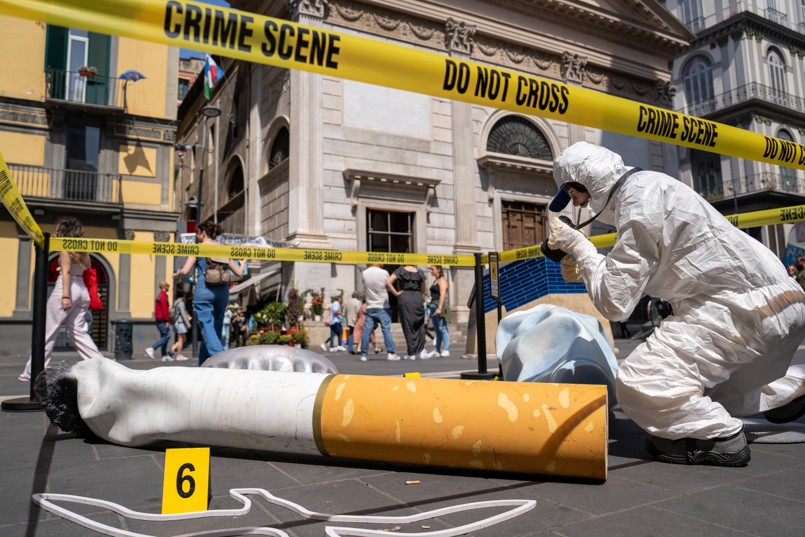 Sbarca a Napoli “Piccoli Gesti, Grandi Crimini” la campagna contro l’abbandono di mozziconi nell’ambiente
