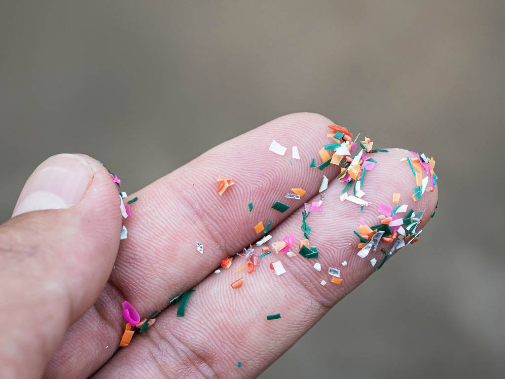 Microplastiche: stop UE all’aggiunta intenzionale nei prodotti e alla vendita