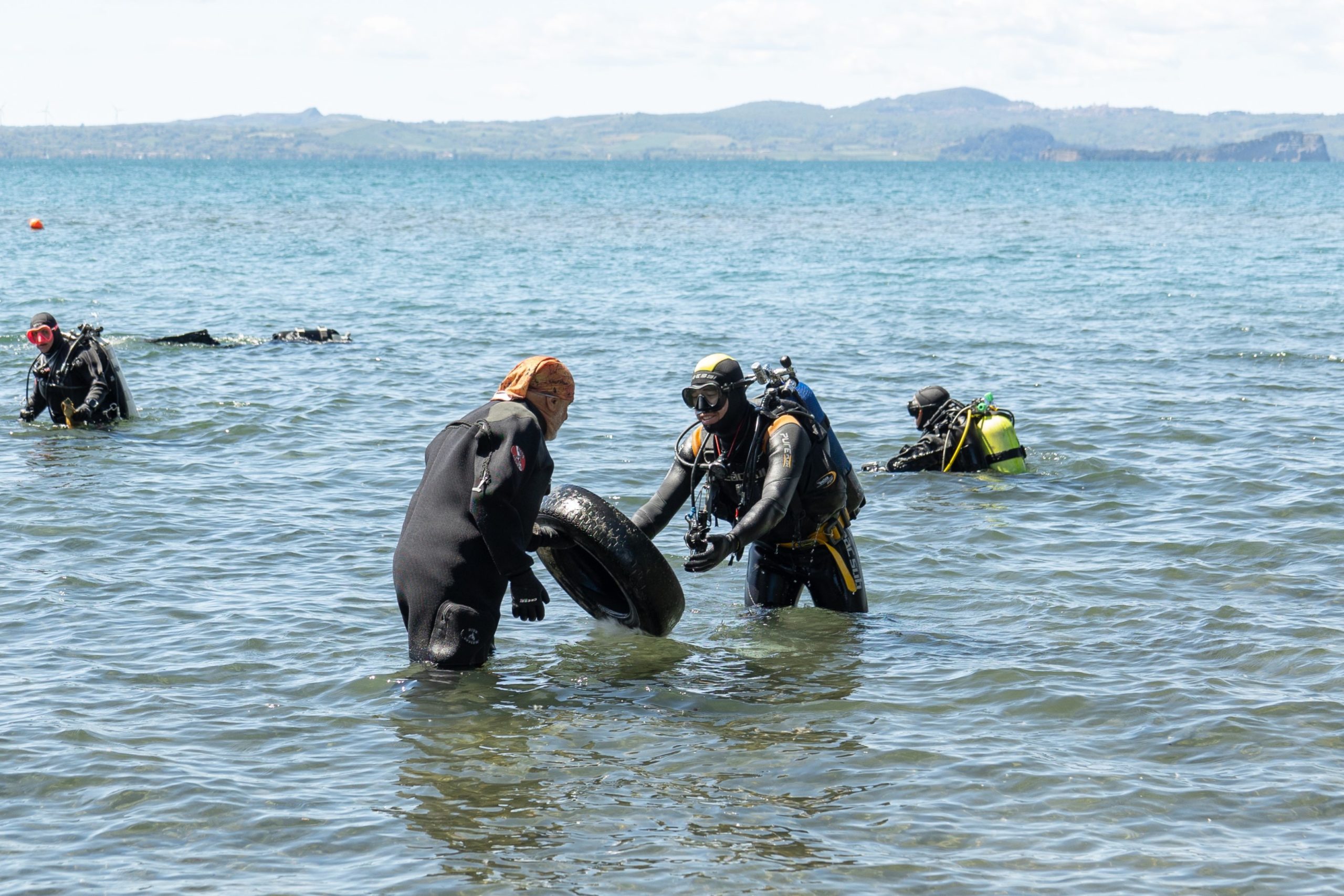 Lago di Bolsena: 17 quintali di rifiuti «pescati» dal fondale nel sito archeologico del «Gran carro»