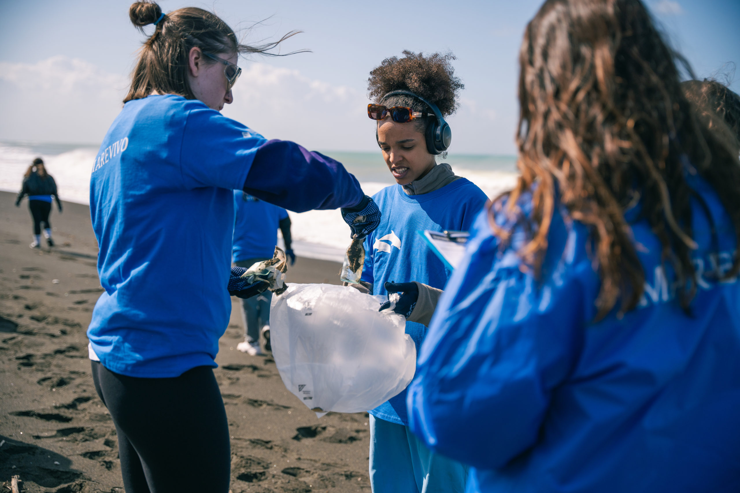 Marevivo e Rilastil insieme in un’attività di pulizia della spiaggia a Santa Severa