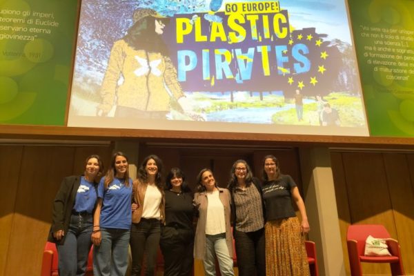 PLASTIC PIRATES (1) PLASTIC PIRATES (1)