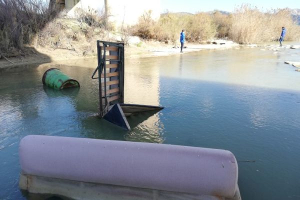 PLASTIC PIRATES (15) PLASTIC PIRATES (15)