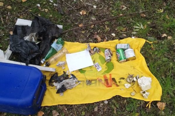 PLASTIC PIRATES (24) PLASTIC PIRATES (24)