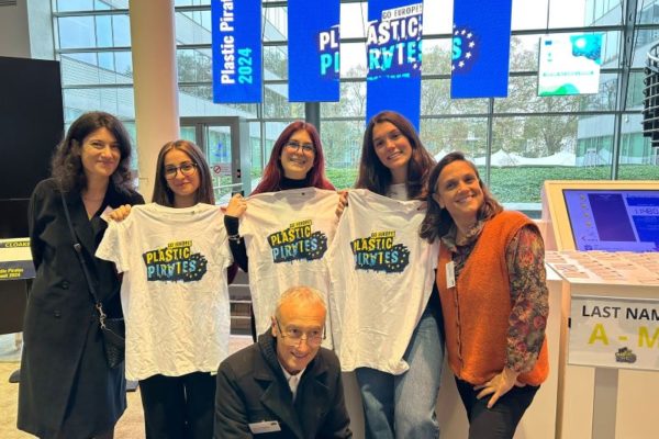 PLASTIC PIRATES (27) PLASTIC PIRATES (27)