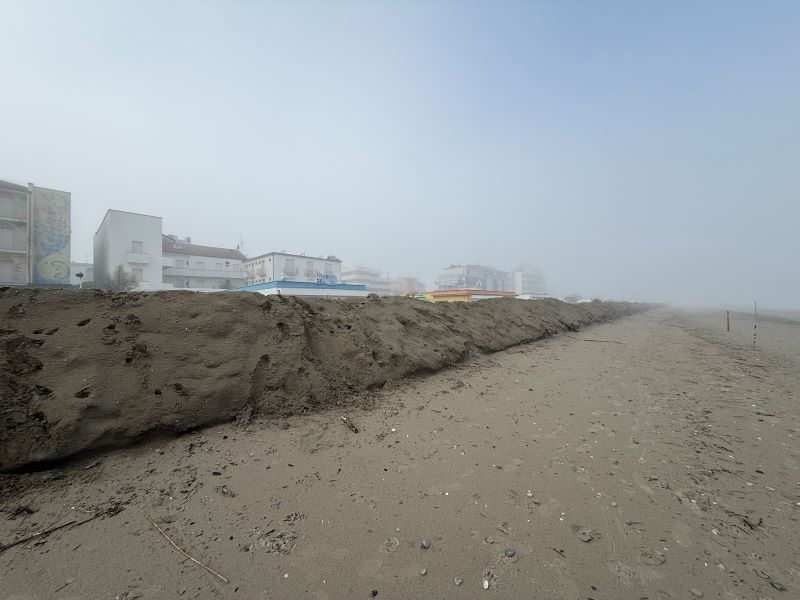 Costruita una barriera di sabbia di 45 km sul litorale romagnolo