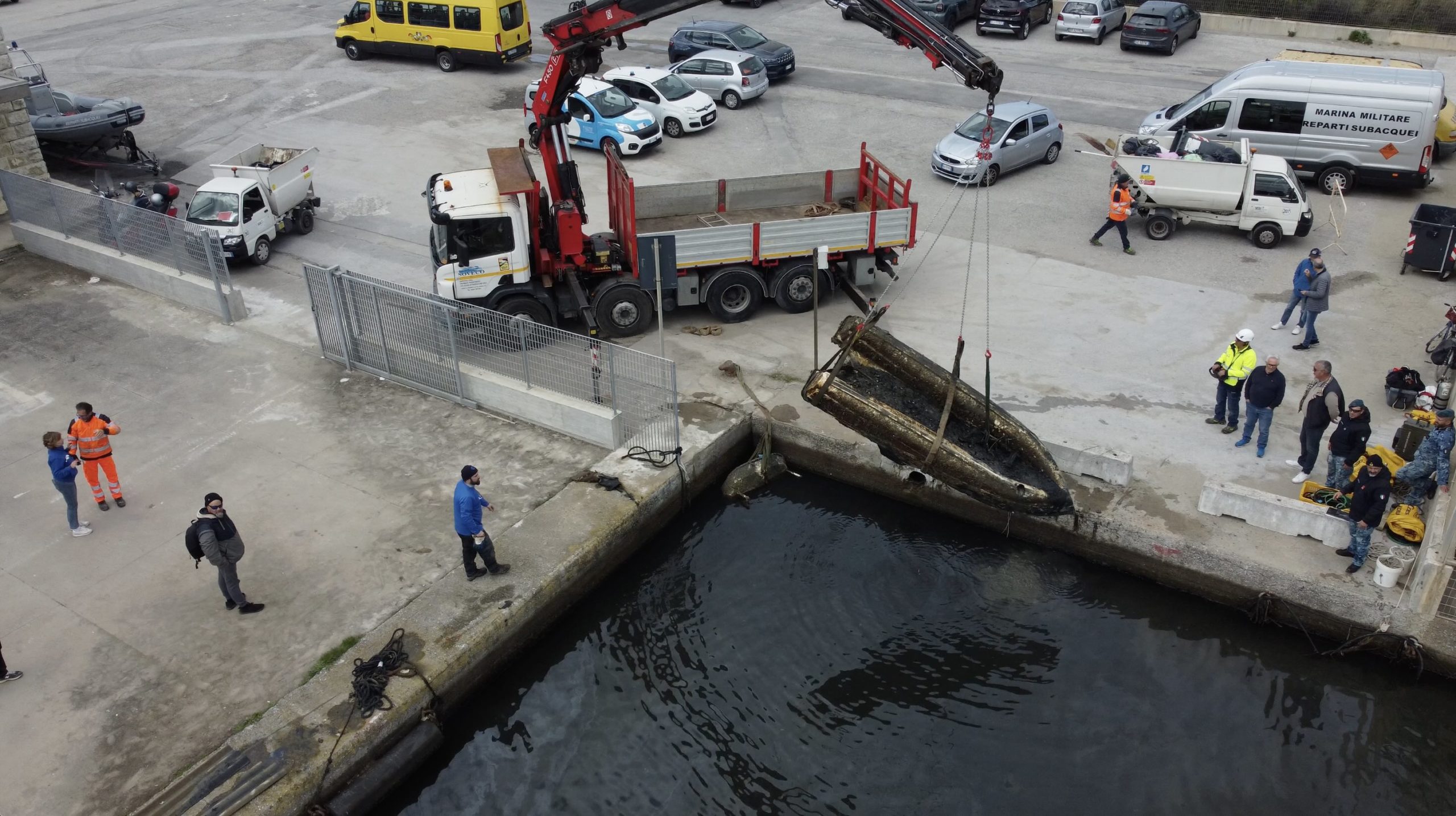 Straordinaria operazione di recupero nel porto di Viareggio: nel ricco bottino anche tre imbarcazioni in vetroresina